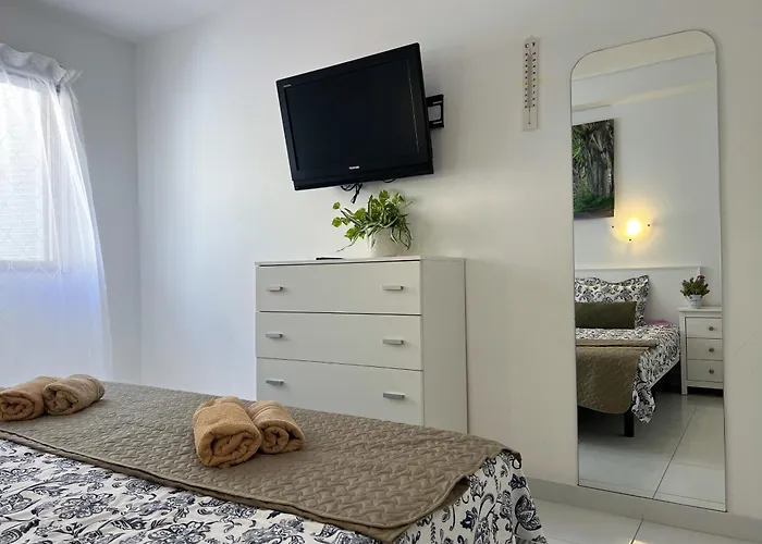 Carmen Beachfront Escape Лос Кристианос